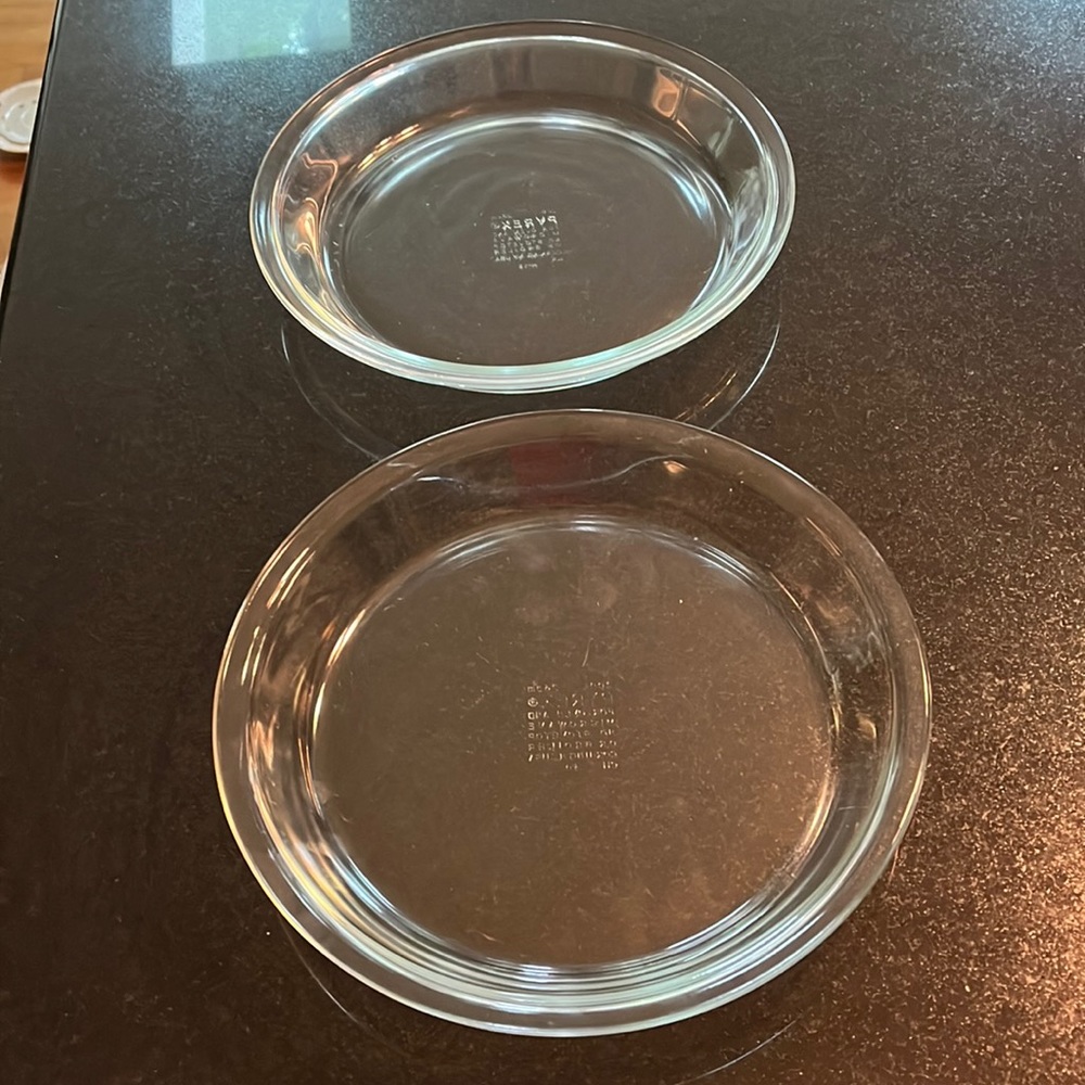 Pyrex - Set of 2 Pyrex Pie Plates.  Great Vintage Condition.